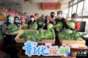 為鼓勵民眾多多採購並食用高麗菜，縣長王惠美今日展現「阿美師」手藝，製作高麗菜乾、高麗菜水餃及泡菜等。