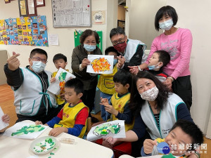 中嘉新視波有線電視關懷弱勢族群，做愛心公益回饋社會，4日到中和明新兒童發展中心贈送麵條、米粉、洋芋片以及民生用品，還陪小朋友玩玩具、做美勞