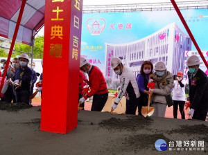 新北市長侯友宜5日出席由財團法人臺北市無子西瓜社會福利基金會創建的綜合式長照機構「鑫淼天使居」動土典禮