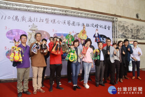 南投文化局邀集布袋戲團推馬拉松戲偶演出暨演藝團隊進駐切磋。（記者扶小萍攝）