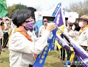 彰化縣長王惠美頒獎表揚獲得榮譽表彰的優秀童軍夥伴。