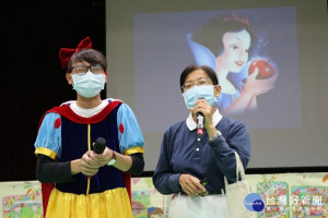 慈濟志工劉妙玲巧妙運用白雪公主吃毒蘋果的故事，宣導拒毒五招。圖／慈濟基金會提供