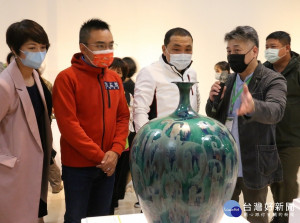 侯友宜7日出席「工藝之華－新北市臺灣工藝之家」聯展開幕式，對細緻又有巧思的作品讚嘆不已