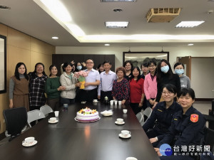 草屯分局長贈女同仁有錢花。（草屯分局提供）