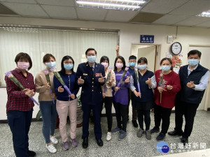 三重警分局長林故廷特地帶著花束及滿滿的祝福至分局各內、外勤單位，致贈玫瑰花給所有的女性同仁