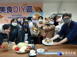 貓吉老師在毛寶貝生命教育園區開設「鳳梨高麗菜鮮蔬烤雞」寵物鮮食課程，教飼主健康又營養蔬果入菜，讓飼主與寵物吃得健康滿分又幸福