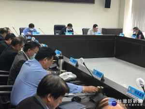 林明溱主持縣務會議中力邀縣民票挺南投好湯。（記者扶小萍攝）