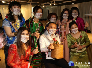 侯友宜出席「新北『女子』日子幸福密碼」活動，送女性香氛玫瑰花