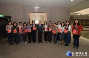 嘉義市警局局長黃建榮至各單位致贈禮品及玫瑰花，祝福同仁婦女節快樂／陳致愷翻攝