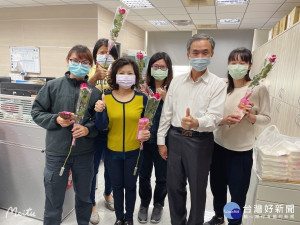 消防局長蘇耀星送上鮮花及小蛋糕，慰勞女同仁的辛勞／陳致愷翻攝