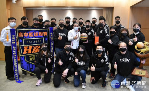泰山高中男子組勇奪隊史首冠、淡水商工女子組奪下隊史第11冠、南山高中男子組獲得亞軍，新北市堪稱為本屆HBL最大贏家，3校10日於市政會議獻獎，將榮耀與侯友宜市長分享