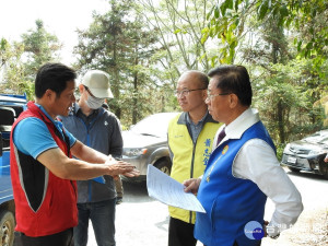 信義鄉明德、神木道路年久失修，林縣長會勘改善。