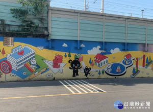 浮洲車站彩繪牆施作完成後，路過大觀路二段至車站搭車的民眾無不眼睛為之一亮，深深為車站長牆上之可愛活潑的卡通彩繪所吸引