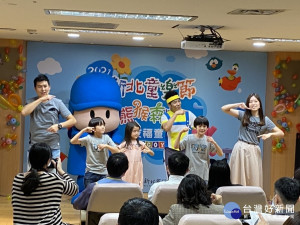 教育局11日為即將到來的「新北童樂節」舉行開跑記者會，邀請卡通玩偶明星、香蕉哥哥、各局處及企業贊助代表等共同揭開序幕 （記者黃村杉攝）