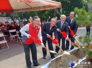 新北市榮服處林處長、王寶貴先生、致理科大梁董事長及陳校長，共同栽種希望之樹追思紀念王福新伯伯