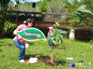 坪林區長周慶珍12日植樹節於北勢溪溪畔親水長廊種樹，藉此推廣植樹保林的重要性