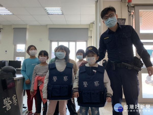 國小學童參訪北港警分局金湖派出所，透過學有專精的員警接待及解說，對於警察工作與犯罪預防有更深入的認識，將法治觀念向下紮根。