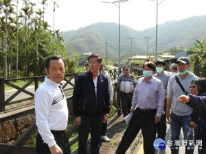 林縣長實勘魚池鄉武登農路、頭社內凹重劃及金天巷配電線路地下化
等須改善的問題。
