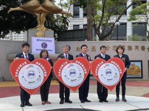 國際同濟會北二區陳振楠主席、世芳國際同濟會陳素美會長及永和國際同濟會王明水會長等13日聯合捐贈新北市政府消防局3,000顆住宅用火災警報器