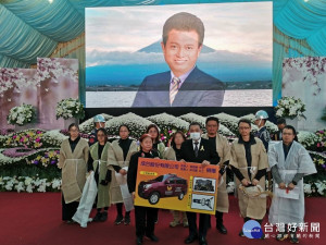 林口區成台公司董事長葉德勝子女為紀念亡父，特別捐贈125萬元的消防車輛及裝備器材，以及贊助林口區15萬元幸福運轉讚計畫基金