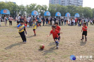 南投縣幼兒足球運動相當熱門。（記者扶小萍攝）