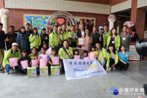台北北海扶輪社準備書桌、檯燈、文具等物資捐贈希娜巴嵐國小學生。