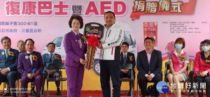 國際獅子會300-B1區總監吳美玉（左）將復康巴士鑰匙交給侯友宜
