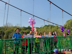 陳鎮長歡迎大家來下坪吊橋一遊。（竹山公所提供）