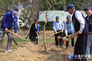 陳副縣長等來賓種下原生樹種流蘇期早日成蔭。（記者扶小萍攝）