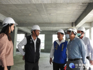 信義鄉老人活動中心及日照中心工程進度超前，林縣長〈左2〉關心前往會勘。