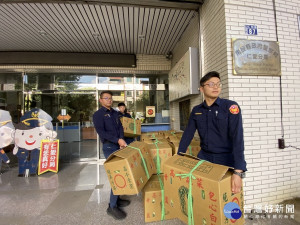 臺南潘女士訂2300台斤高麗菜助菜農也送仁愛警分局。（仁愛分局提供）