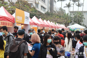 新北市政府17日於淡江大學舉辦疫後首場校園徵才博覽會