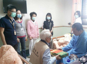 宜蘭榮服處帥士節處長（中）赴蘇澳榮院，關懷慰問新北市榮眷黃先生（右），蘇澳榮院社工室鄭世文（左立者）率同仁及護理人員陪同