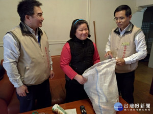 鄭源敏17日偕同責任區輔導員及社區服務組長，前往金山、萬里等較偏遠服務區，關懷較需服務照顧榮民眷