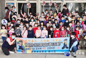 北港鎮立幼兒園前往北港警分局參訪，警方精心安排體驗活動讓小朋友們認識警察日常勤務及建立正確的法治觀念，幼童送上親手製作的感謝卡，讓員警備感溫馨。