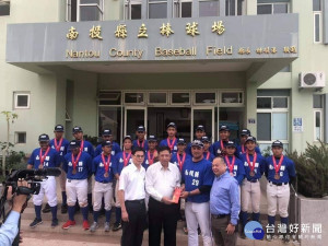 副縣長陳正昇嘉勉原民青少棒代表隊凱旋歸來。（縣府提供）