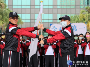  市長侯友宜19日於市民廣場親自授旗新北市代表隊，為604名參賽選手加油打氣