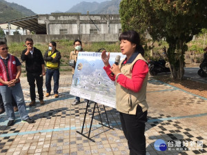行政院中部聯合服務中心執行長蔡培慧會同農田水利署林國華副署長、原民會副主委谷縱‧喀勒芳安向羅娜村及久美村民眾說明新設蓄水池規劃進度。