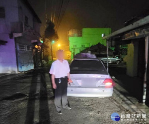 男子深夜下班返家途中，車輛拋錨停放在車道上，臺西巡警巧遇立即伸出援手，商請維修人員前來排除故障，讓民眾能平安返家休息。