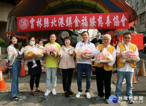 金福綏慈善協會連續16年發起物資捐贈活動，由北港鎮28里里長針對「邊緣戶」個案登記造冊，讓缺乏關愛的弱勢家庭，感受到社會的溫暖。