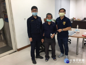 老翁徒步近20公里找工作，大溪警助返家