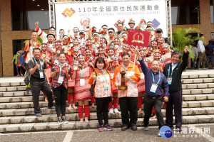 南投縣代表隊在原民運動會傳統樂舞獲金牌。（南投縣體育會提供）