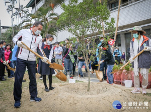 侯友宜21日與新北市野鳥保育協會、永和國小師生及在地民眾約200人，於國際森林日共同在校園種下百株誘鳥及誘蝶的原生樹種楊梅及烏來杜鵑 