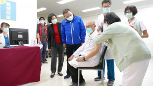 亞東醫院林芳郁院長帶頭接種AZ疫苗，市長侯友宜22日特別到亞東醫院關心醫護人員接種情形