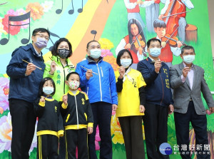 雙溪區牡丹國民小學22日舉行老舊校舍整建工程啟用典禮，侯友宜市長及教育局長張明文與來賓等進行「彩繪牡丹」啟用儀式
