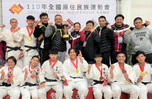 羅局長(中)與公開男子組總錦標大合照，公開女子組柔道78公斤級以上孫佩妤(前排左四)奪金牌完成原民運6連霸