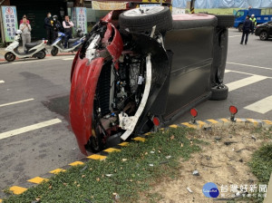 板橋區23日下午2點多文化路與漢生東路口1輛特斯拉自小客車駕駛疑因操作不當，未注意前方號誌已經變成紅燈，竟然直接闖紅燈與3台機車對撞 