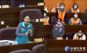 9102公車恐將裁撤，陳雅倫議員為龜山迴龍居民請命。（圖／議會現場截圖）