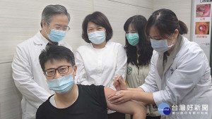 嘉義市的AZ疫苗第一針由嘉基副院長陳煒率先接種／陳致愷攝影