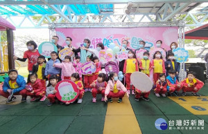 嘉義市政府今天在樂齡健康訓練場辦理「疼惜咱ㄟ紅嬰仔」捐贈記者會/陳致愷攝影
